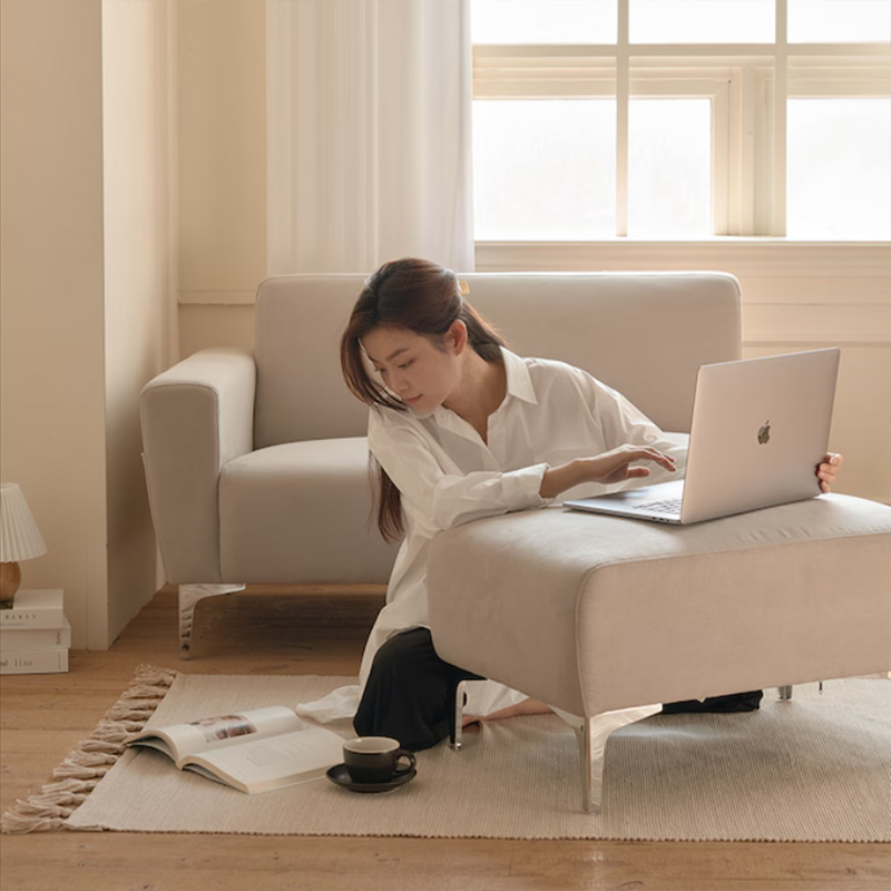 Canapé crémeux confortable avec repose - pieds